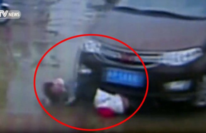 Šokantno: Otac slučajno autom pregazio sina i ćerku(VIDEO)