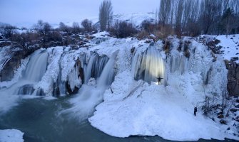Van: Zaleđeni vodopad Muradiye pruža nesvakidašnji prizor (FOTO)