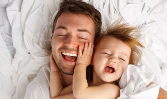 Sve veći broj očeva koristi roditeljsko odsustvo umjesto majki