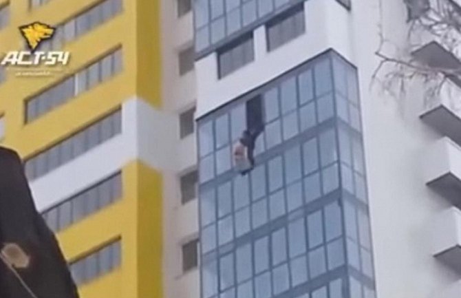 Rus pola sata visio na 15. spratu, spasila ga nogavica (VIDEO)