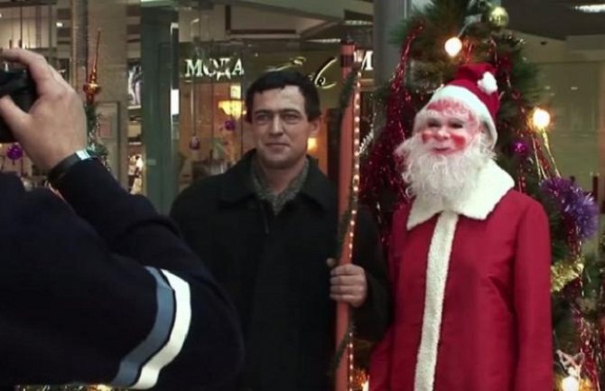 Deda Mraz iznenadio sve koji su željeli sliku sa njim, a pogledajte kako!(VIDEO)