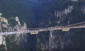 Kina uskoro otvara najduži stakleni most između planina (VIDEO)