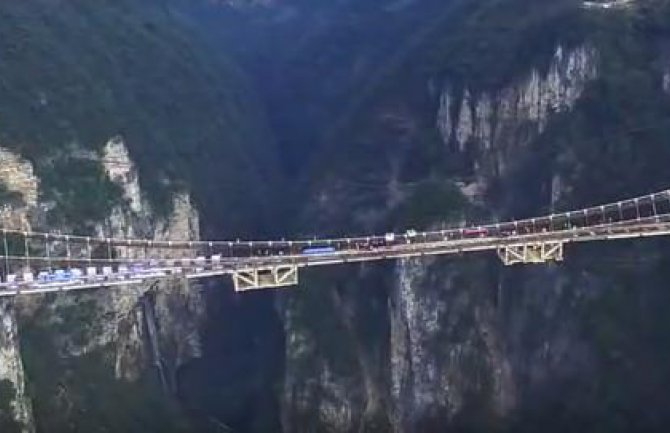 Kina uskoro otvara najduži stakleni most između planina (VIDEO)