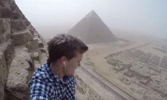 Njemac se popeo na vrh Keopsove piramide samo da bi snimio video (VIDEO)