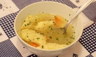 Bistra pileća supa sa knedlama