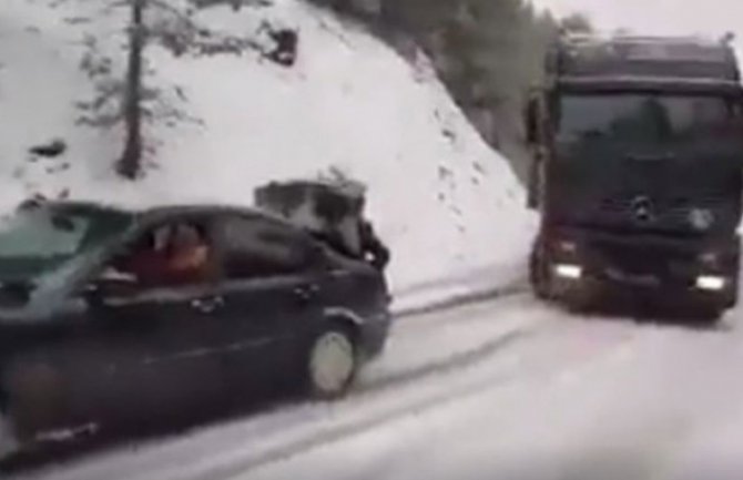 BMW i tri momka šlepaju šleper, i to po snijegu! (VIDEO)