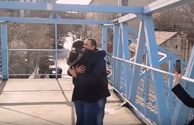 Prosidba koja je oduševila Srbiju i region: Zaprosio je uz pomoć 20 automobila! (VIDEO)