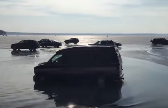 Kad jezero proguta 10 automobila(VIDEO)