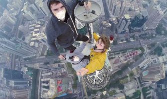 Popeli se na vrh najvišeg nebodera u Kini samo da bi napravili selfi (VIDEO)