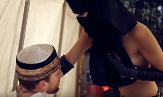 Muslimanska porno-zvijezda ne skida svoj hidžab u toku snimanja scena (VIDEO)