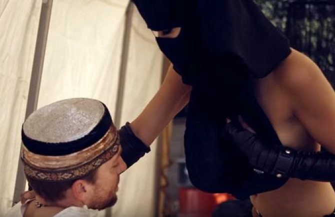 Muslimanska porno-zvijezda ne skida svoj hidžab u toku snimanja scena (VIDEO)