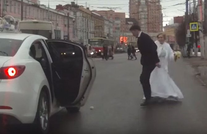 Na ulici, u vjenčanici istukla mladoženju buketom (VIDEO)  