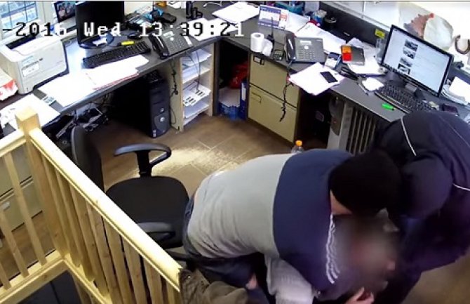 Surovi napad na čovjeka u kancelariji zbog roleksa (VIDEO)