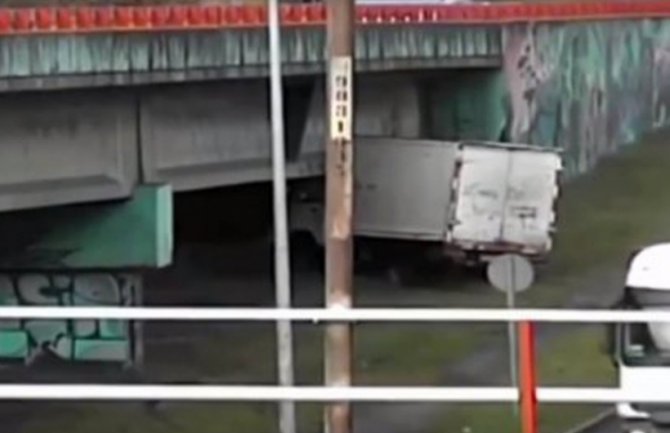 Pijani vozač kamiona divljao po putu(VIDEO)