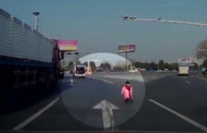 Nevjerovatno: Dvogodišnji dječak ispao iz gepeka nasred auto-puta, i čudom preživio! (VIDEO)