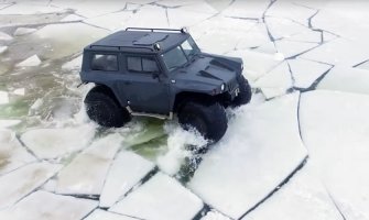 Vozilo koje ide i po zemlji i po vodi: Moćno terensko vozilo „hunta osvajač“!(VIDEO)