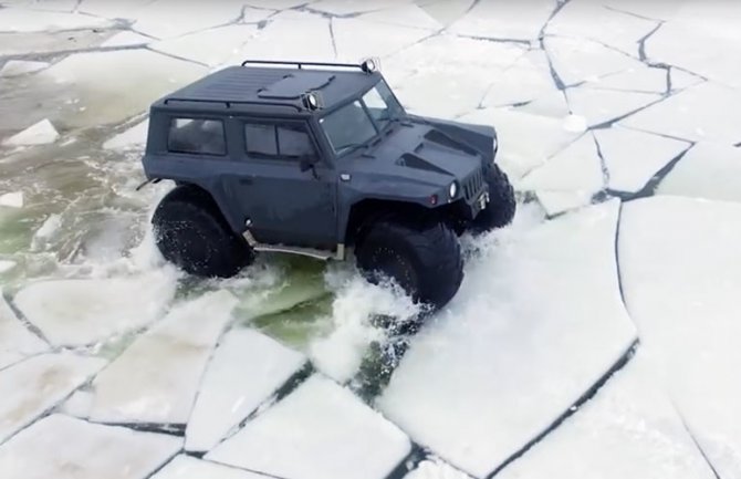 Vozilo koje ide i po zemlji i po vodi: Moćno terensko vozilo „hunta osvajač“!(VIDEO)
