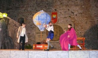 Predstava Bjelopoljskog pozorišta „Put po svijetu na trotinetu“ u Nikšiću