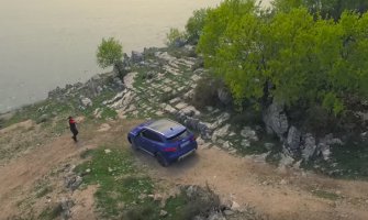 Novi model Jaguara zadovoljava čak i kad skrene sa asfalta (VIDEO)