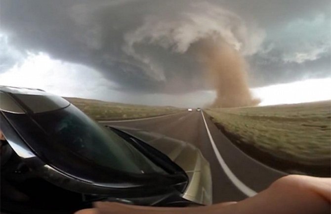 Iz automobila snimili tornado kao niko do sada (VIDEO)   