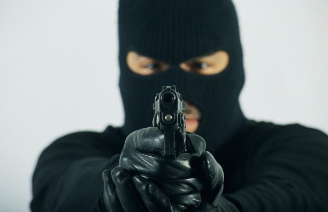 Pokušali da opljačkaju vlasnika prodavnice: Maskiran i uz prijetnju pištoljem tražio novac, drug ga čekao u autu