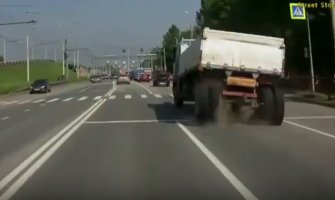  Kamionu usred vožnje otpali točkovi(VIDEO)