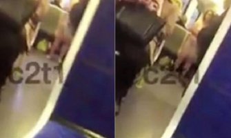 Putnici šokirani: Žena potpuno gola u vozu (Video)