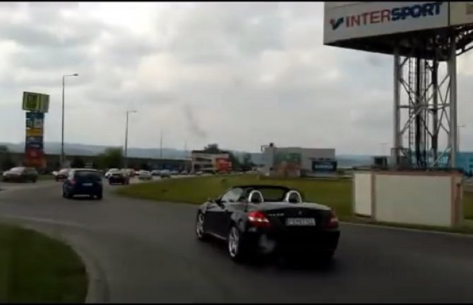 Arogantni vozač „Mercedesa“ čistio put ispred kola hitne pomoći (VIDEO)