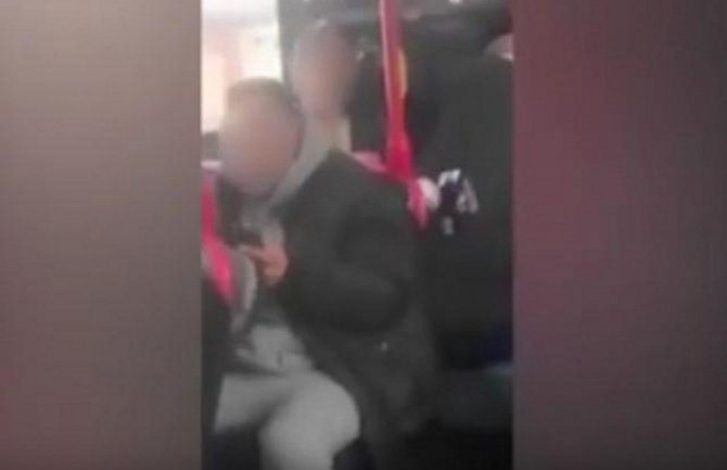 Pijana žena psovala i tukla putnike u busu! (VIDEO)