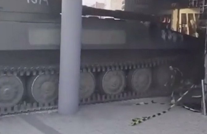 Stari sovjetski tenk udario u diskoteku (VIDEO)