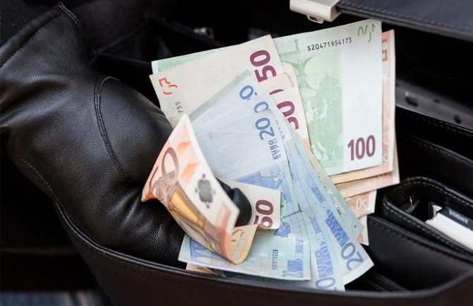 Budva: 60- godišnjak iz vozila poznatog ugostitelja ukrao 20 hiljada eura?
