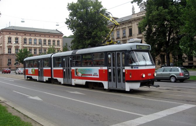 Beograd: Drama u tramvaju, žena potegla pištolj na putnike 