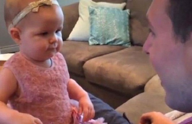 Pogledajte reakciju bebe kada je vidjela da je njen tata obrijao bradu (VIDEO)