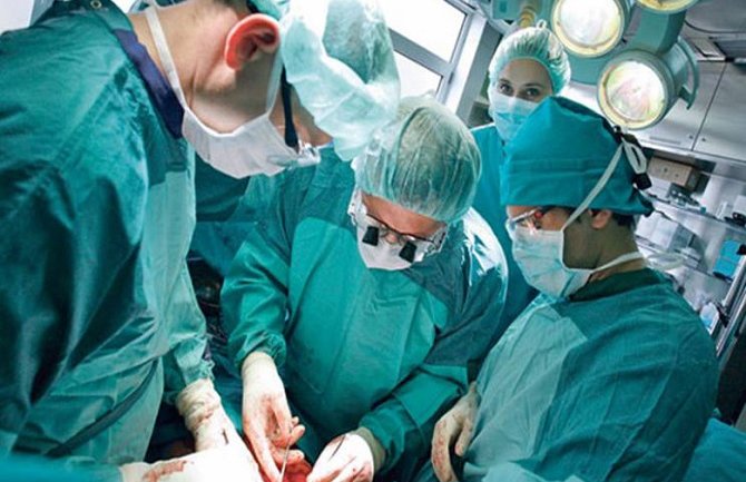 Ugrađeno prvo potpuno vještačko srce: Operaciju izveo bivši kardiohirurg KCCG