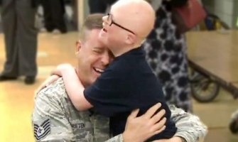 Naježićete se: Otac se vratio sa ratišta i iznenadio svog sina sa Daunovim sindromom (Video)