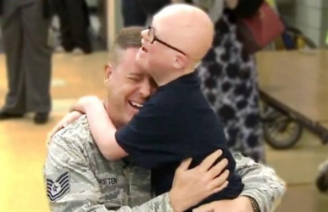 Naježićete se: Otac se vratio sa ratišta i iznenadio svog sina sa Daunovim sindromom (Video)
