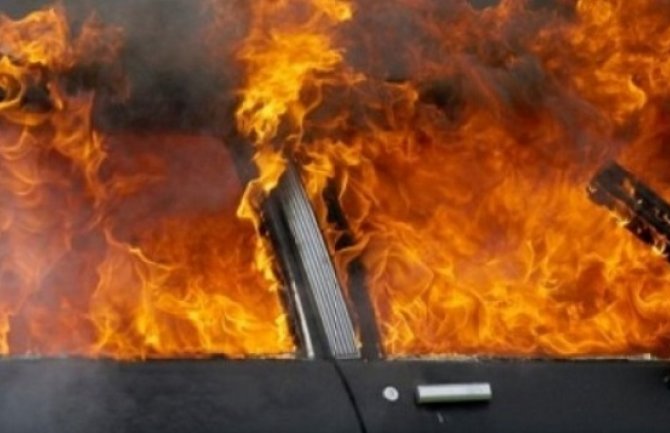PG: Automobil potpuno uništen u požaru, sumnjaju na komšiju