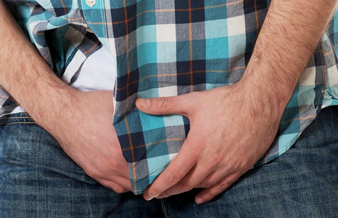 Čovjek ubacio AA bateriju u genitalije: Oštetio ureteru, morao da se operiše