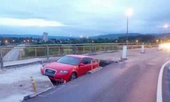 Požega: Audi propao kroz nadvožnjak (FOTO)