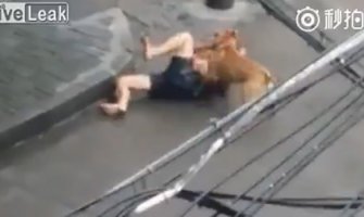 Agresivni pas napao čovjeka na sred ulice (VIDEO)