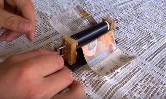 Ovaj čovjek je genije: Napravio je mašinu koja štampa novac (VIDEO)