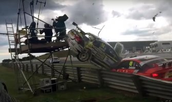 Stravičan prizor: Vozilo preletjelo zaštitnu ogradu i oborilo kamermana (VIDEO)
