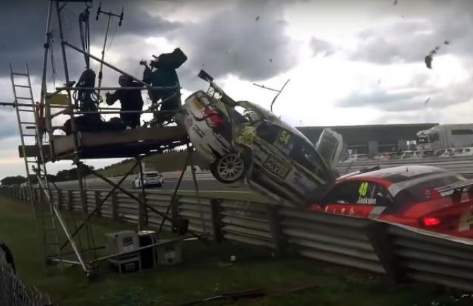 Stravičan prizor: Vozilo preletjelo zaštitnu ogradu i oborilo kamermana (VIDEO)