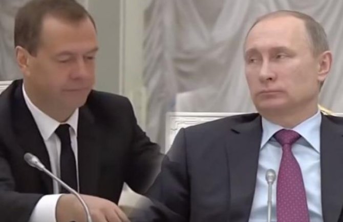 Medvedev se igrao na sjednici državnog vrha a Putinova rekacija je apsolutni hit(VIDEO)