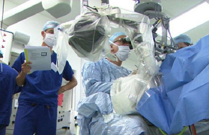 Milano: Ljekari uradili prvu operaciju uz pomoć robotizovanog mikroskopa