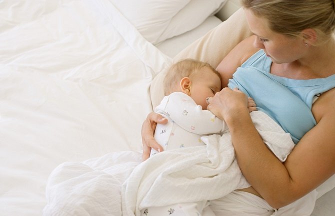 Ministarstvo zdravlja: Kovid pozitivne majke da doje bebe