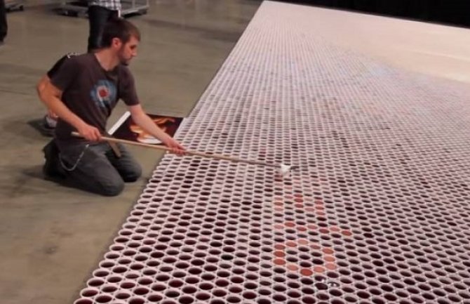 Napunili su 66.000 čaša obojenom vodom, a rezultat je nevjerovatan (VIDEO)