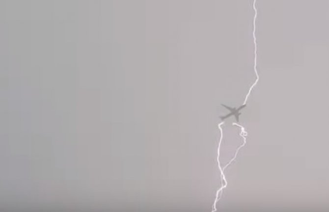 Islanđanin snimio trenutak kada munja udara „erbas A330“ (VIDEO)