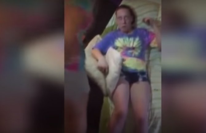 Djeca snimala drogirane roditelje: Video izazvao haos na društvenim mrežama (VIDEO)