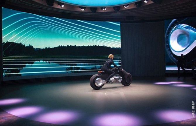 BMW predstavio motocikl sa kojeg se ne pada! (VIDEO)